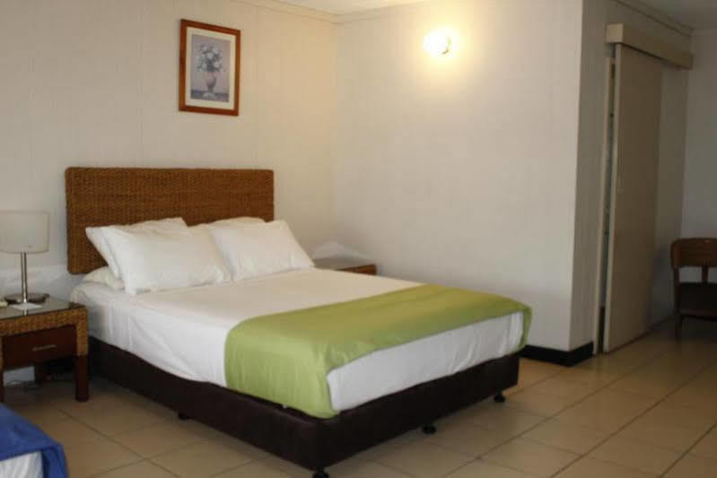 Pine Tree Motel Катерін Екстер'єр фото