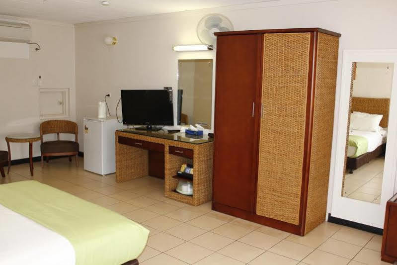 Pine Tree Motel Катерін Екстер'єр фото